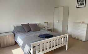 Lovely 2-Bed Flat With Well Equipped Kitchen